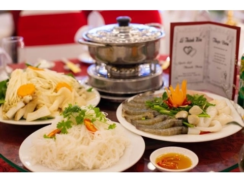 Mẫu bàn tiệc cưới